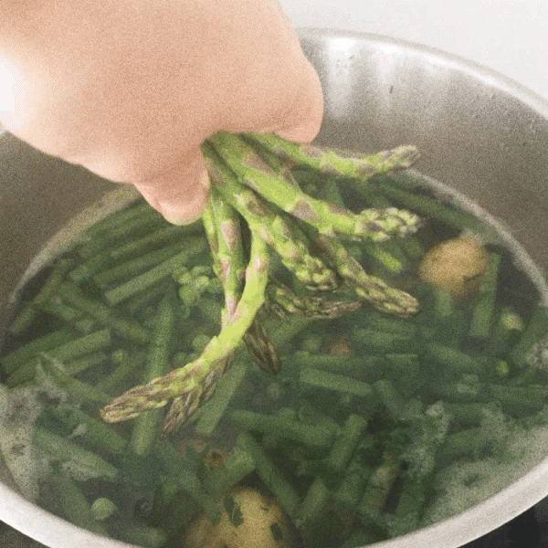 Dipping asparagus in boiling water